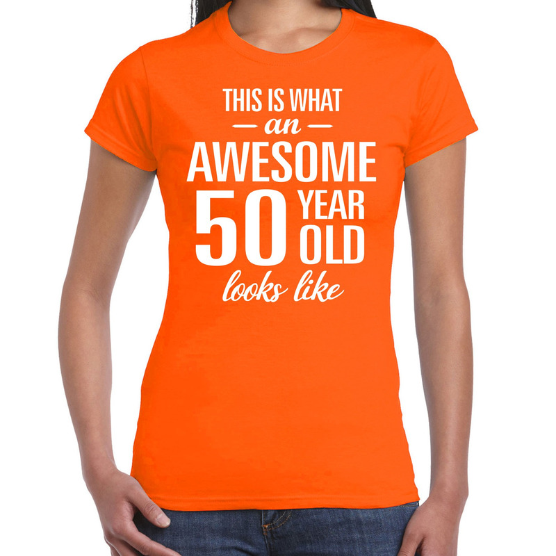 Awesome 50 year Sarah cadeau t-shirt oranje dames