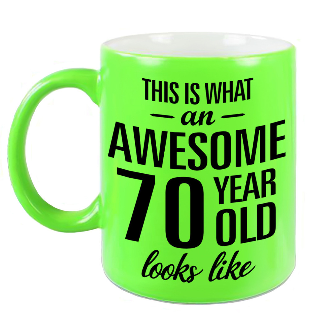 Awesome 70 year cadeau mok / beker neon groen 330 ml