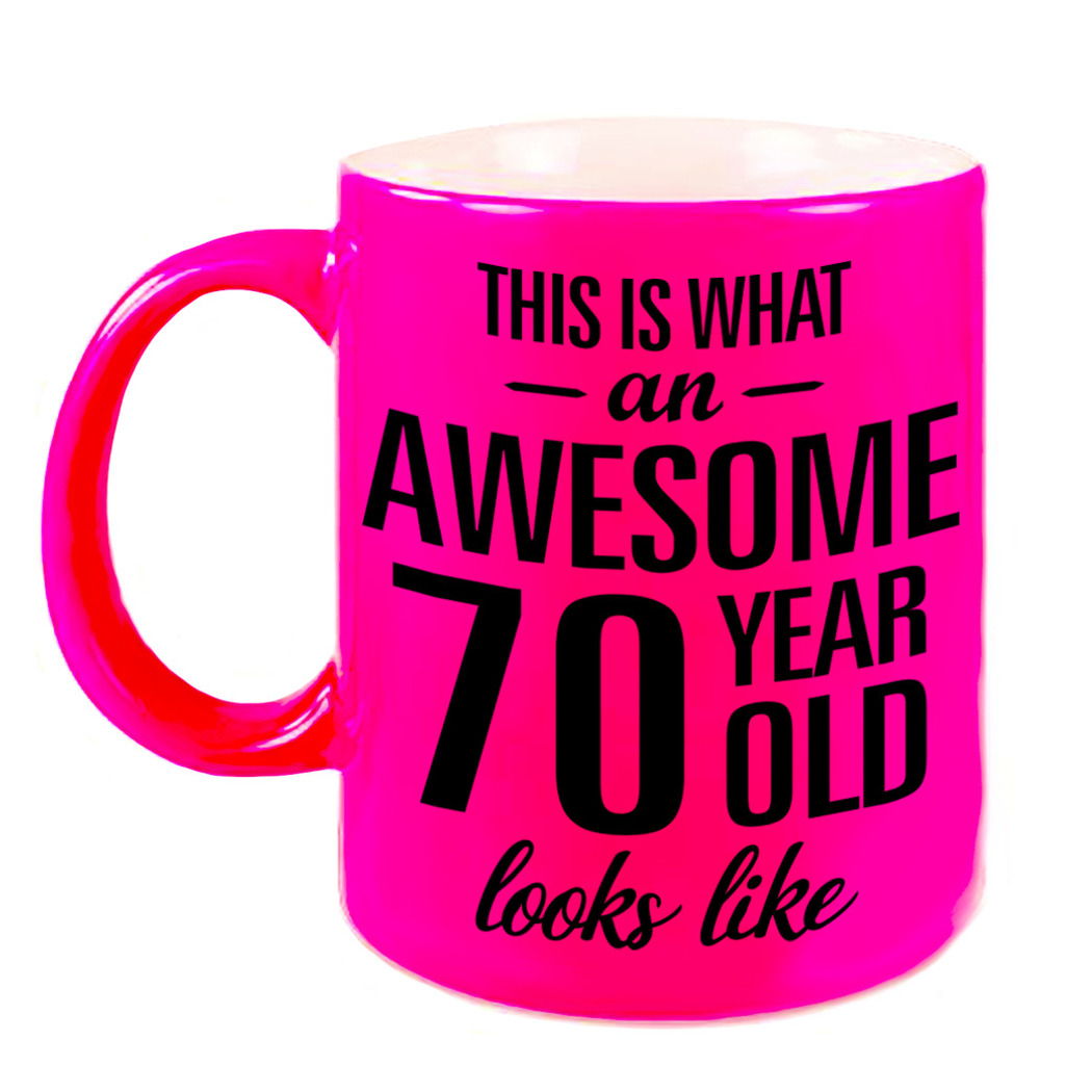 Awesome 70 year cadeau mok / beker neon roze 330 ml