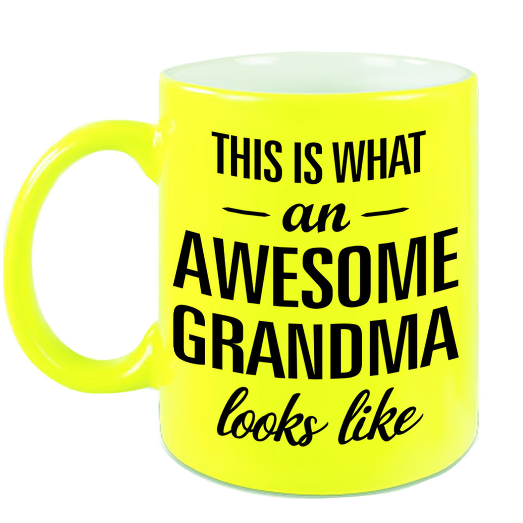 Awesome grandma / oma neon gele cadeau mok / beker 330 ml