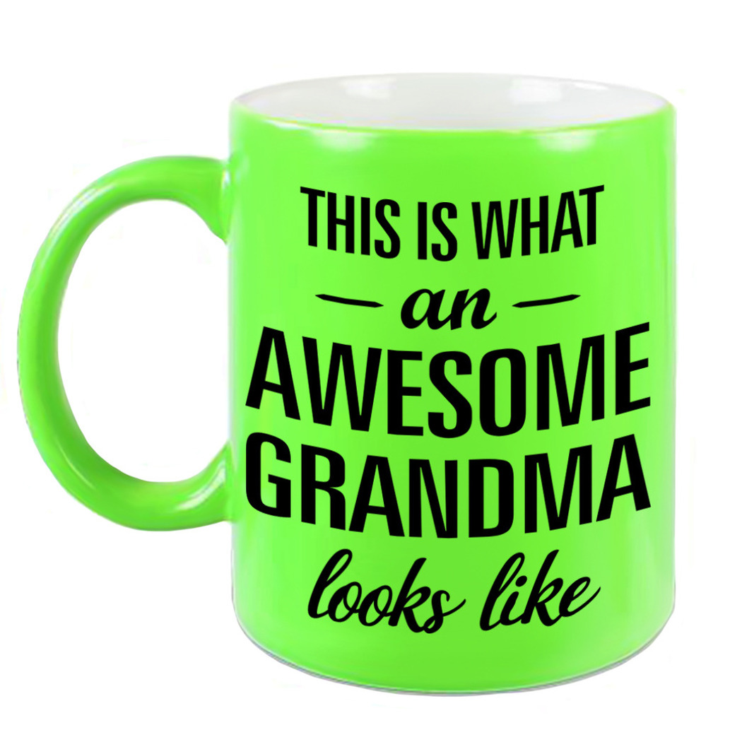 Awesome grandma / oma neon groene cadeau mok / beker 330 ml