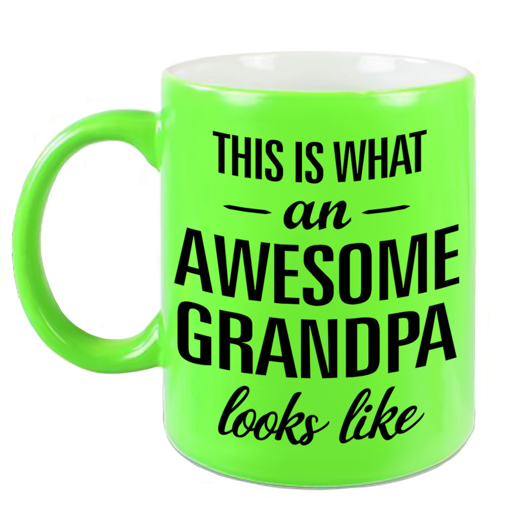 Awesome grandpa / opa cadeau mok / beker neon groen 330 ml