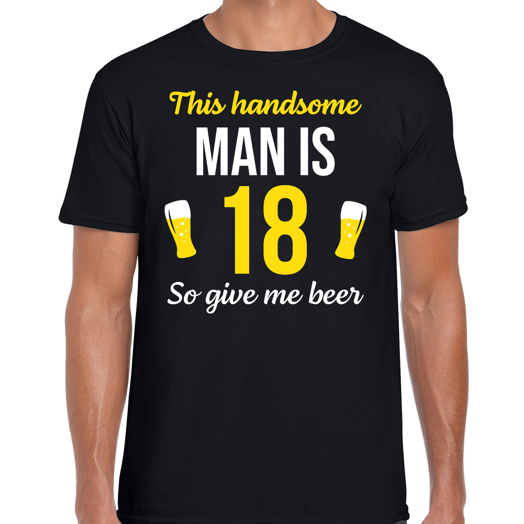 Verjaardag cadeau t-shirt 18 jaar - this handsome man is 18 give beer zwart voor heren