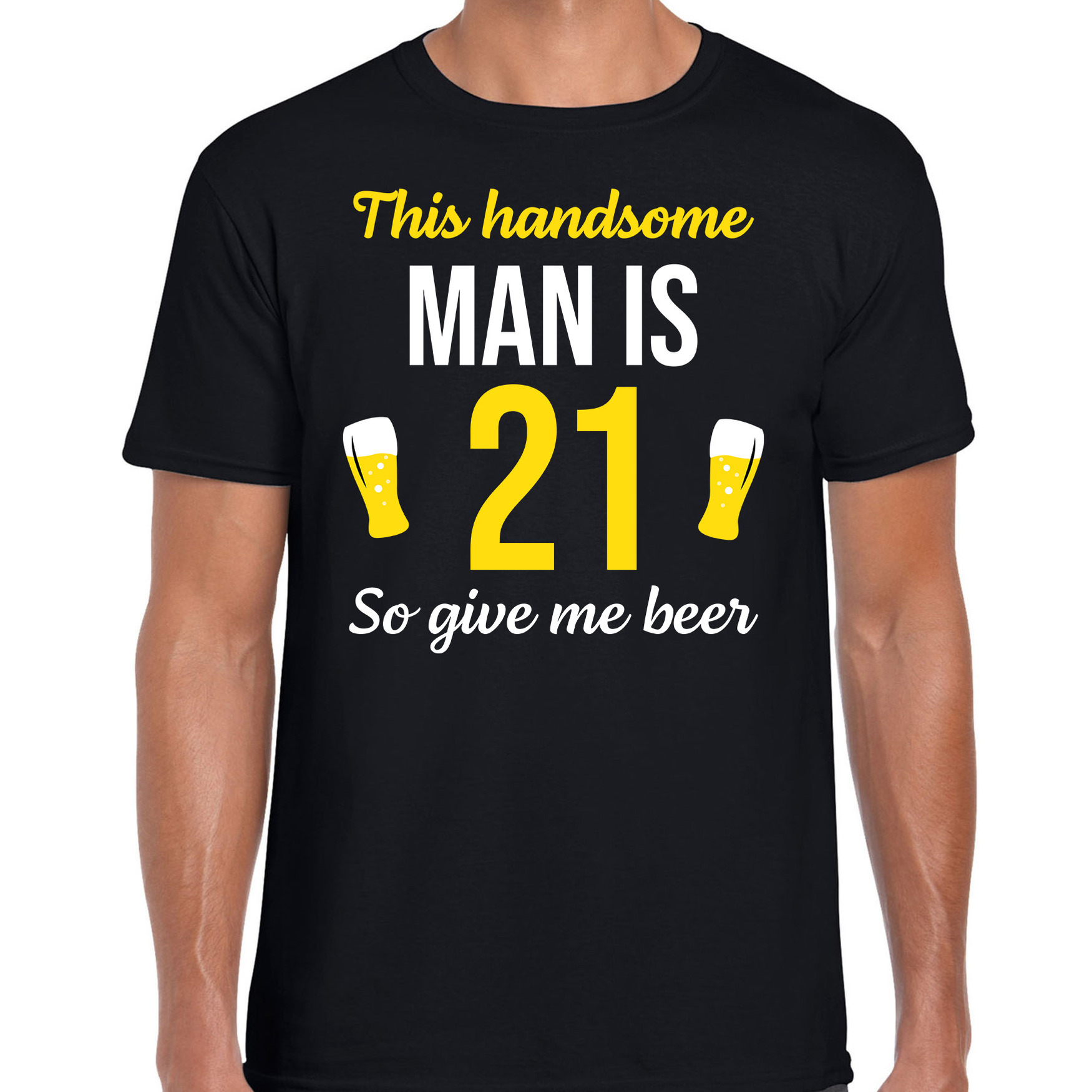 Verjaardag cadeau t-shirt 21 jaar - this handsome man is 21 give beer zwart voor heren