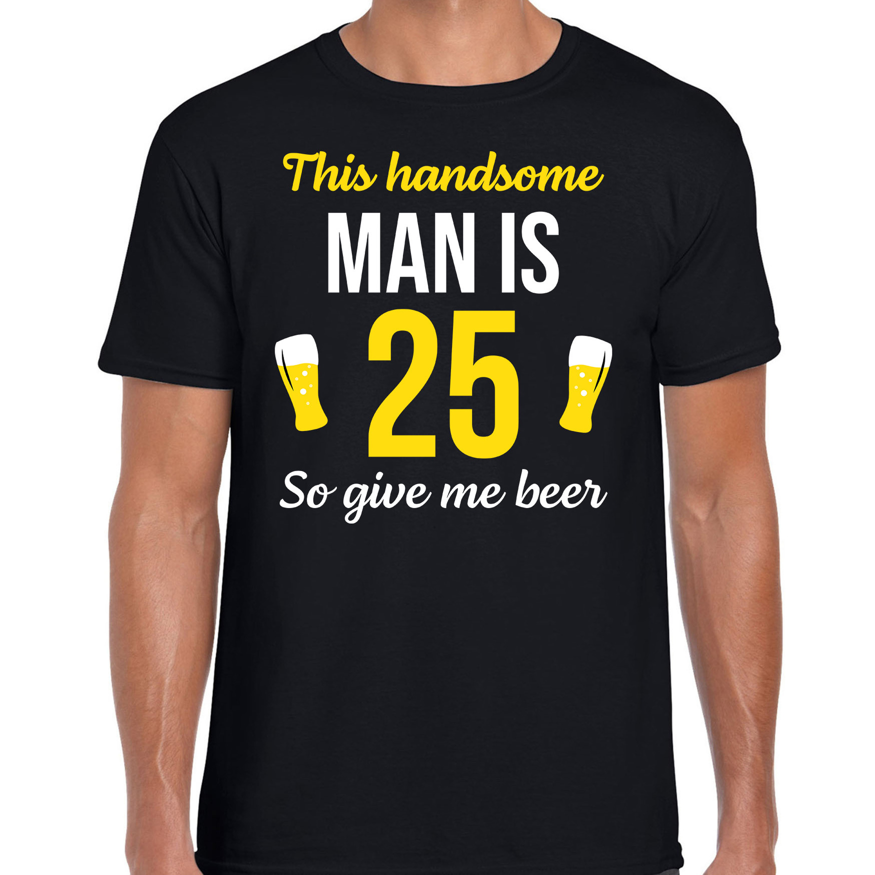 Verjaardag cadeau t-shirt 25 jaar - this handsome man is 25 give beer zwart voor heren