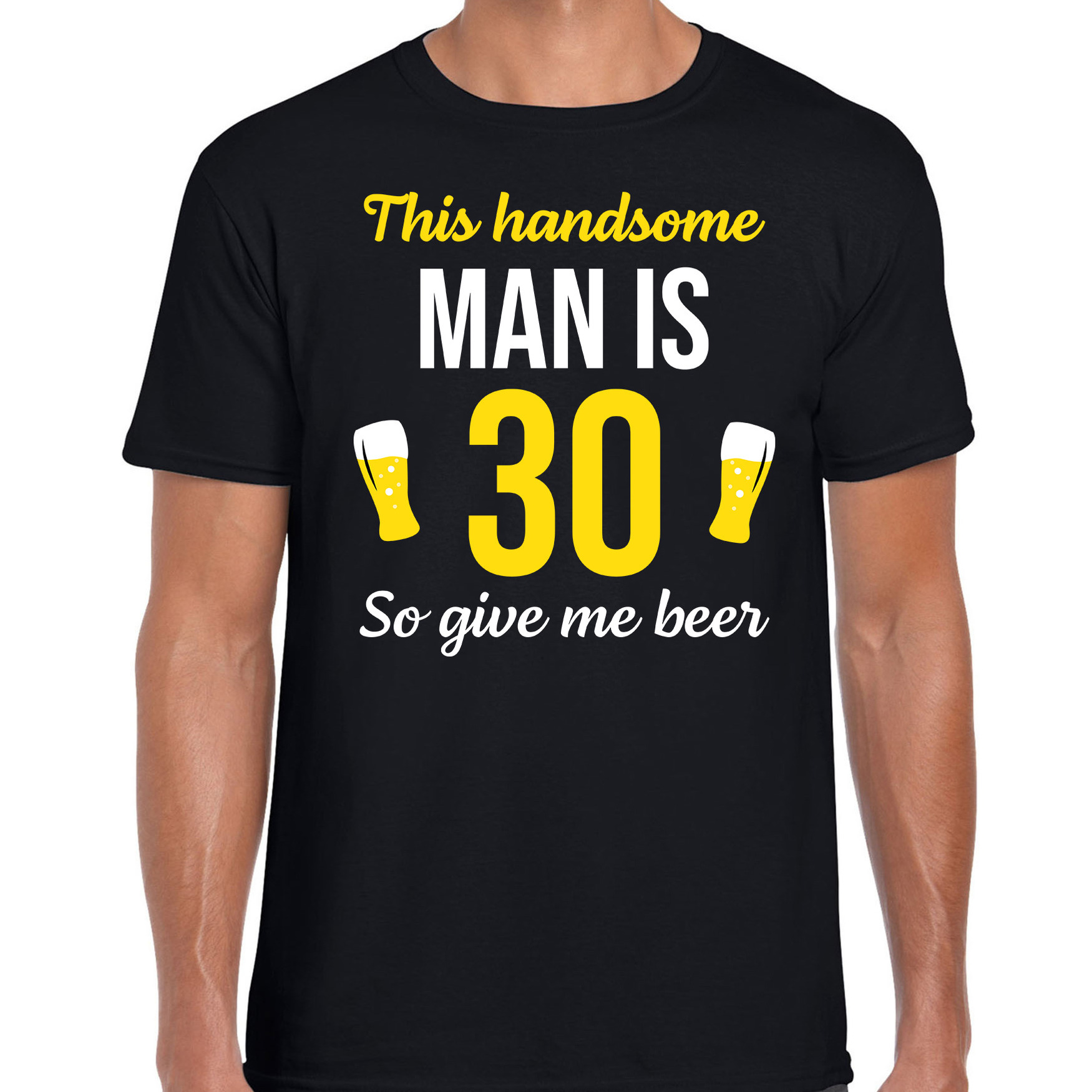 Verjaardag cadeau t-shirt 30 jaar - this handsome man is 30 give beer zwart voor heren
