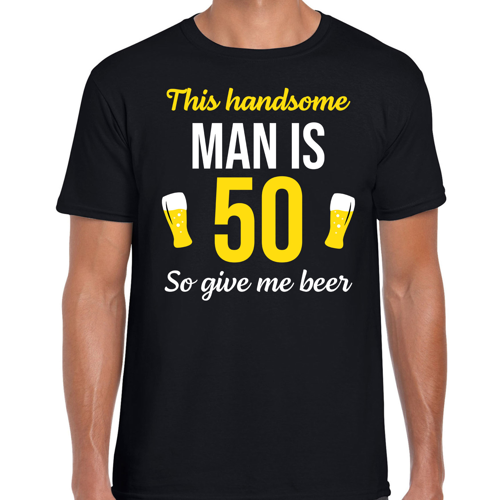 Verjaardag cadeau t-shirt 50 jaar - this handsome man is 50 give beer zwart voor heren